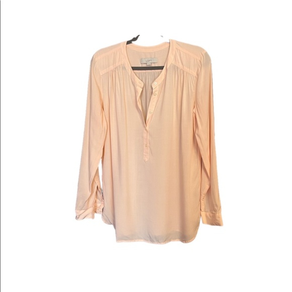 Lovely top by Loft in soft pink/peach M